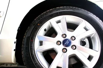focus-tdci-2009-04 ล้อและยางเป็นขนาด 205/55R16 ขนาดเท่ากับ BMW 318i ของพ่อผม แต่ดีไซน์กลับดูเล็กไปหน่อย