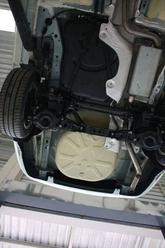 focus-tdci-2009-22 ท้องรถด้านหลัง หม้อพักท่อไอเสียนั้นอยู่ด้านในก่อนถึงล้อหลัง และท่อไอเสียงุ้มลงล่างประสารถดีเซล
