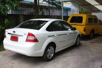 focus-tdci-2009-36 ถึงบ้านแล้ว จอดต่อกับพี่ ISUZU 2200 ดีเซลอายุ 27 ปี