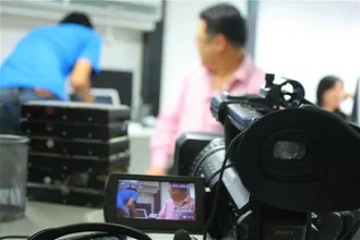 fukduk-2 เตรียมถ่ายเม่น ทางทีมงานพยายามทำให้คุณเม่นมีมุมที่หุ่นดีที่สุด