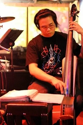 oat-bass ภาพน้องโอ๊ตที่ร้าน saxophone ผมถ่ายรูปนี้ก่อนน้องโอ๊ตจะเสียชีวิตเพียงไม่กี่วัน รูปนี้ได้ลงปกหลังหนังสืองานศพด้วยครับ