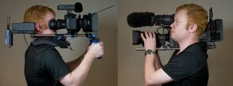DSLR-vs-Traditional ด้านซ้ายเป็นกล้อง Canon EOS 7D โมดีฟายด์เต็มพิกัดและด้านขวาเป็นกล้องวีดีโอระดับกึ่งโปรทั่วไป ผู้ดัดแปลงก็คือคนถือกล้องในภาพนั่นเอง Matt Jasper, ตากล้อง the UK?s Channel 4 news
