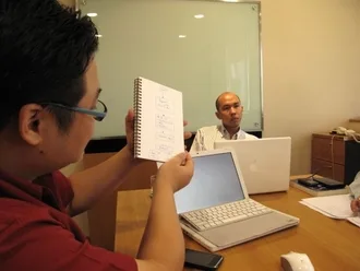 systems-man คุณเม่นกำลังอธิบาย Flow ที่พยายามสรุปมาจากลูกค้าจนได้