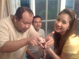lungkao-iamnadia กำลังจุดไปเพื่อนำไปสร้างบรรยากาศโรแมนติกใน .... ห้องน้ำ