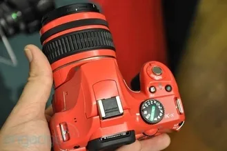 pentax-kx-top มองจากด้านบน เล็กทีเดียว แต่ Pentax ยืนยันเรื่องความแข็งแรงบอดี้ : ภาพ Engadget Korea