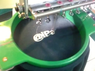 shirt-making เสื้อเข้มล่ะผมชอบนัก จะได้ดูตัวดำน้อยลง :P เลยซื้อและปักอีกตัวสีเขียวเข้ม