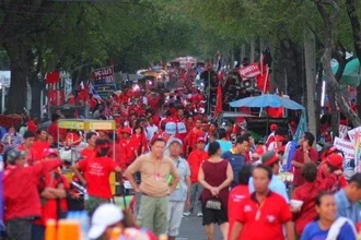 มุมมองสู่ถนนราชดำเนินนอก ซึ่งมีเต๊นท์ที่พักและถนนด้านนอกไว้ขายของ มุมมองสู่ถนนราชดำเนินนอก ซึ่งมีเต๊นท์ที่พักและถนนด้านนอกไว้ขายของ