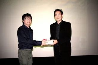 รับของที่ระลึกจากอาจารย์ที่รับผิดชอบโปรเจ็ค อาจารย์หน้าเด็กมาก รับของที่ระลึกจากอาจารย์ที่รับผิดชอบโปรเจ็ค อาจารย์หน้าเด็กมาก