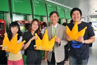 คุณศีลวัต สันติวิสัฎฐ์ กับ ลูกค้าที่ได้รับหมอนที่สาขา สยามสแควร์ คุณศีลวัต สันติวิสัฎฐ์ กับ ลูกค้าที่ได้รับหมอนที่สาขา สยามสแควร์