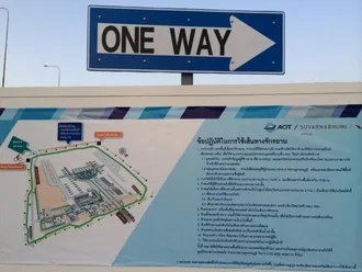 ป้ายเตืน one way และมีข้อห้ามต่างๆ รวมทั้งมีห้ามจอดชมวิวไหล่ทางด้วย ผมเห็นรถน้อยเลยจอดถ่ายรูปไปหลายครั้งเพิ่งมาย้อนดู ฮือ ขอโทษครับ ผิดไปแล้ว
