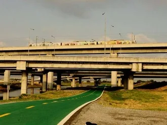 อันนี้ลอดทางรถไฟฟ้าและทางรถเข้าด้านมอเตอร์เวย์
