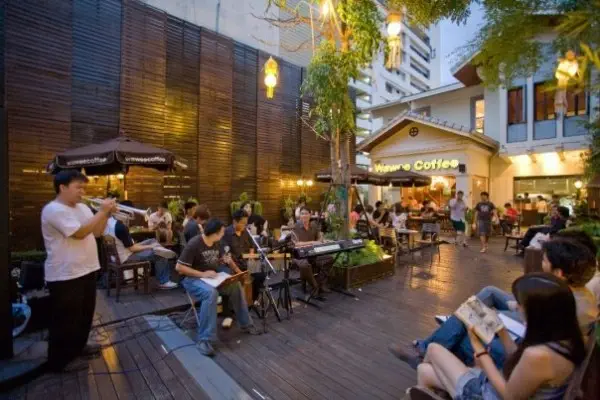 wawee-ihear-05 แฟนเพลงกับแฟนร้านกาแฟรวมทั้งเพื่อนจาก twitter และ facebook มากันแน่นร้าน